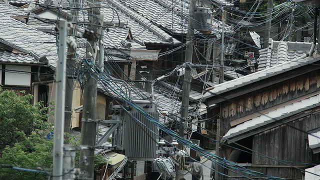 日本京都，日本传统屋顶上方的MS HA电力线路视频素材