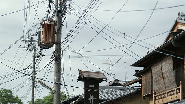 日本京都，天空中的电线杆和屋顶视频素材