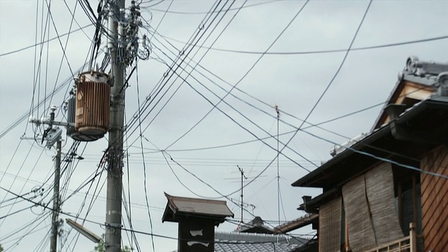 日本京都狭窄街道上的电线和游客视频素材