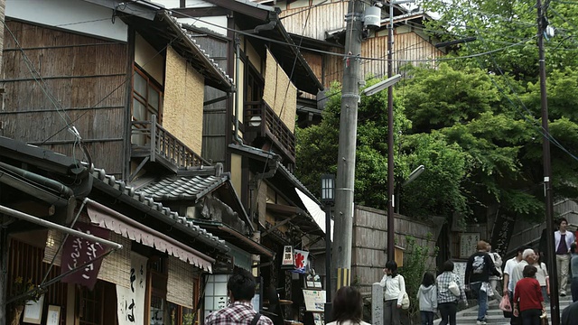 日本京都，人们走在九层坂的传统街道上视频素材