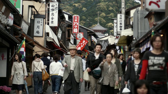 日本京都东山洼地区拥挤的传统旅游街道视频素材