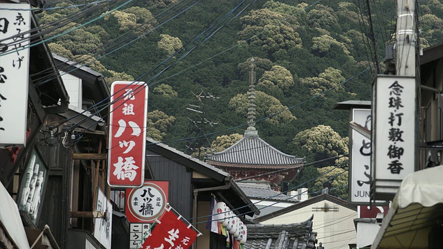 人们走在日本京都东山町的传统和旅游街道上视频素材