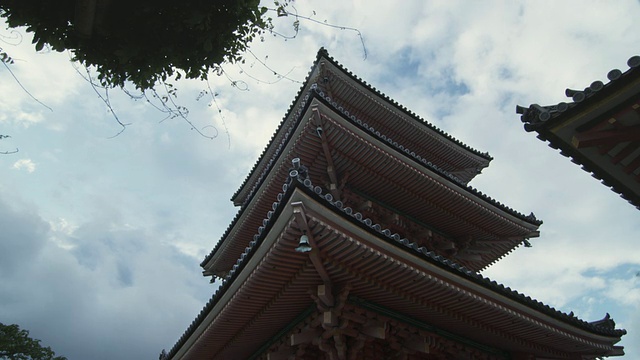 日本京都清水寺天空中的LA宝塔视频素材