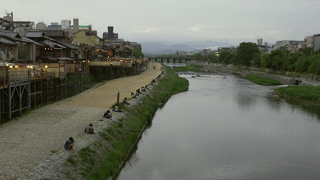 黄昏时分，日本京都，Pontocho小巷和步道的后部视频素材