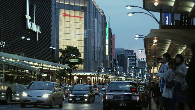 黄昏时分，日本京都Shijo-Dori大街上的交通状况视频素材