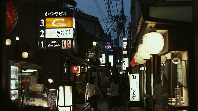 日本京都夜晚拥挤的蓬托乔巷视频素材