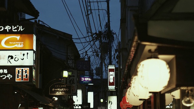 晚上，日本京都，人们在Pontocho巷视频素材