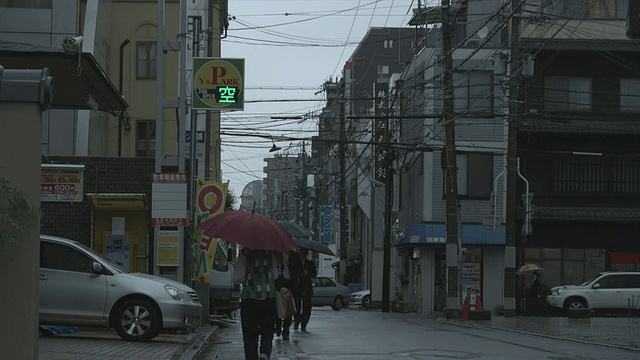 日本京都，人们撑着雨伞在雨中行走视频素材