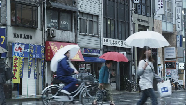 日本京都，下着雨的街道上堵车视频素材