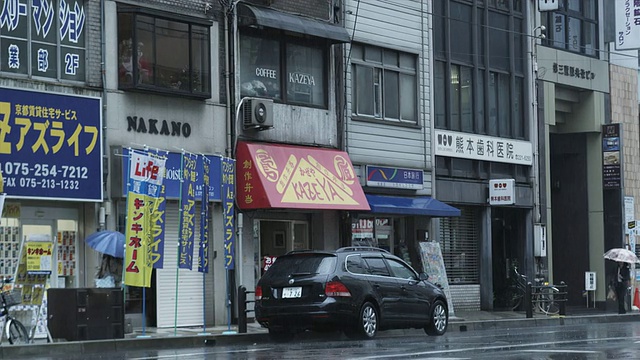 日本京都，下着雨的街道上堵车视频素材