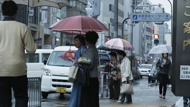 日本京都繁忙的雨街视频素材