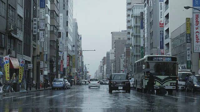 日本京都繁忙的雨街视频素材