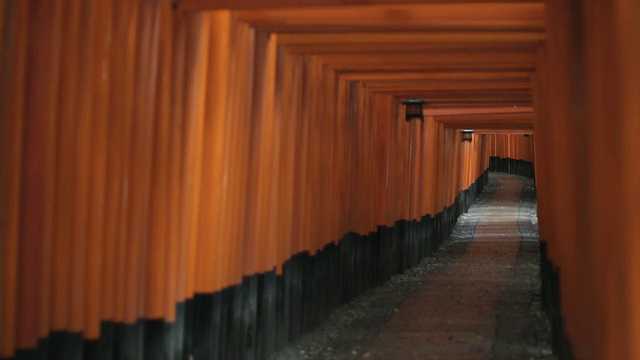 日本京都，通往Fushimi Inari Taisha神社内部的鸟居门视频素材