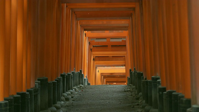 日本京都，通往Fushimi Inari Taisha神社内部的鸟居门视频素材