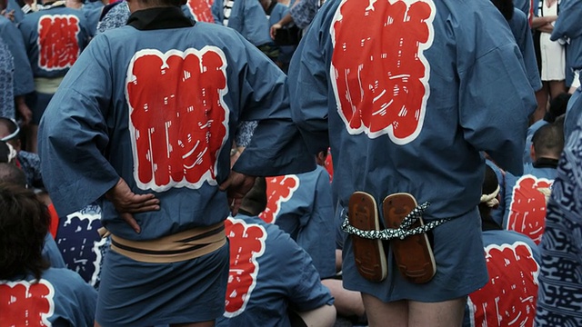 日本东京神田祭(神道节)上身着传统服饰的男性后视图视频素材