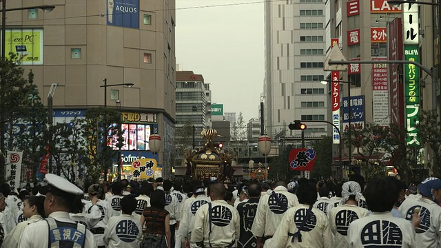 在神田祭(神道节)，东京，日本，人们在传统服装携带mikoshi(便携式神道神社)后景视频素材