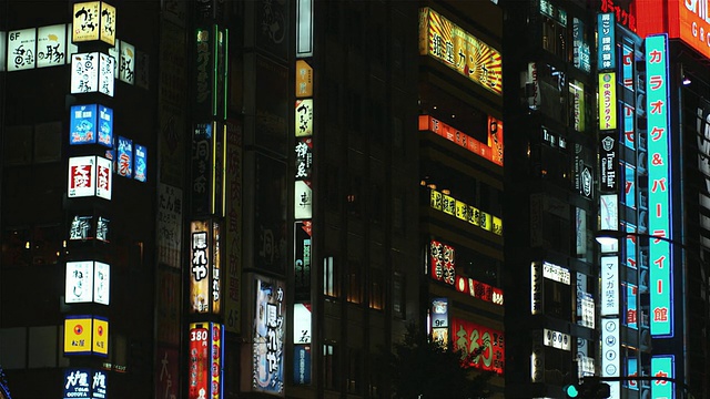 日本东京，夜间霓虹灯照亮建筑物视频素材