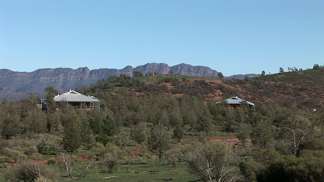 WS Flinders Ranges住宿在罗恩斯利公园与山的背景，南澳大利亚，澳大利亚视频素材