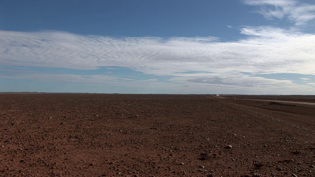 WS 4x4驾驶在道路跨越辛普森沙漠，北领地，澳大利亚视频素材