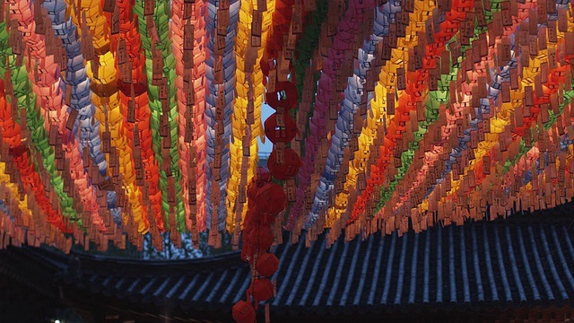 在韩国首尔的若溪寺，成排的彩色纸灯笼上写着祷文，佛陀的生日视频素材