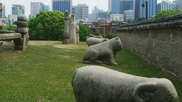 屠女士雕塑皇家墓，朝鲜王朝，城市天际线背景，三陵公园，韩国首尔视频素材