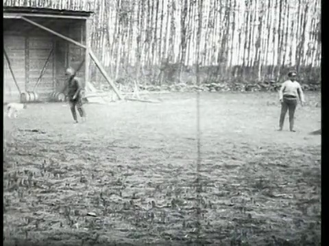 1915蒙太奇B/W MS俄罗斯士兵在军用飞机起飞前旋转螺旋桨/ WS飞机从机场起飞/俄罗斯视频素材