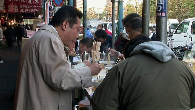 在筑地鱼市的面条吧里吃饭的男人/东京视频素材