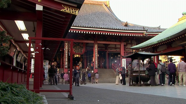 浅草观音寺(浅草观音寺)的游客/从燃烧的香炉中冒出的烟雾/东京视频素材