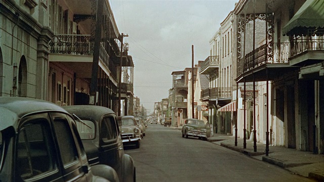 1959年美国路易斯安那州新奥尔良市法国区WS汽车和建筑视频素材