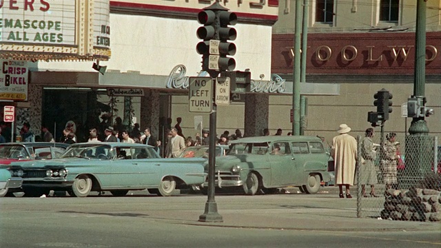 1959年美国路易斯安那州新奥尔良运河街的交通和行人视频素材