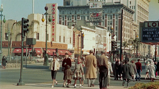 1959年美国路易斯安那州新奥尔良运河街的交通和行人蒙太奇视频素材