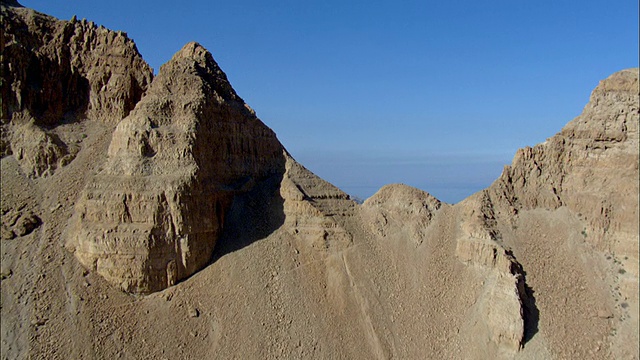 WS POV鸟瞰图ein gedi在犹太沙漠/ ein gedi，犹太沙漠，以色列视频素材