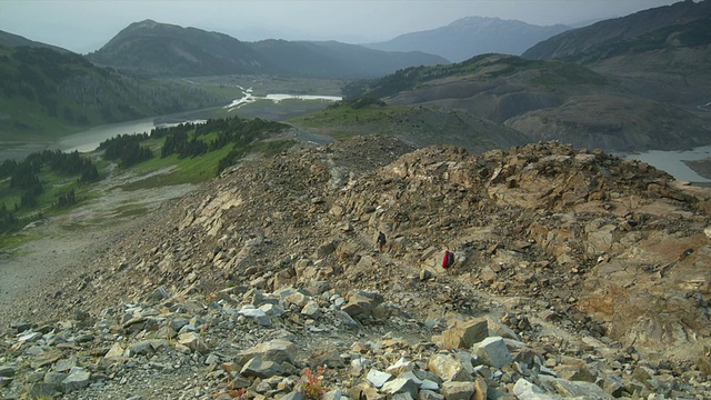 加拿大不列颠哥伦比亚省斯阔米什加里波第省公园，两名女徒步者下山进入山谷视频素材