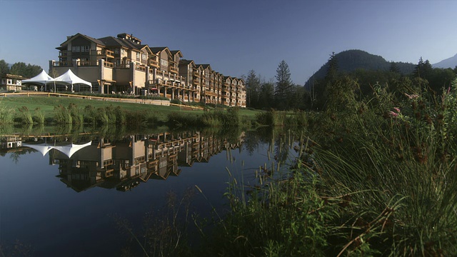 WS景观酒店套房与池塘在前景/ Squamish，不列颠哥伦比亚，加拿大。视频素材