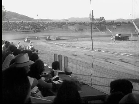 1947 B/W MONTAGE CU MS POV PAN赛车在高速赛道上比赛，一辆车撞入边界，美国，音频视频素材