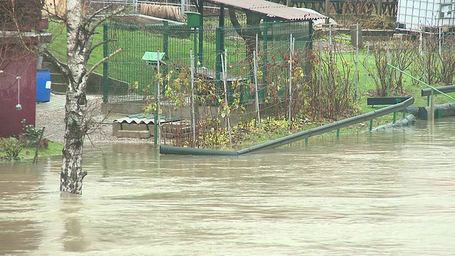 高清:被水淹没的街道上视频素材