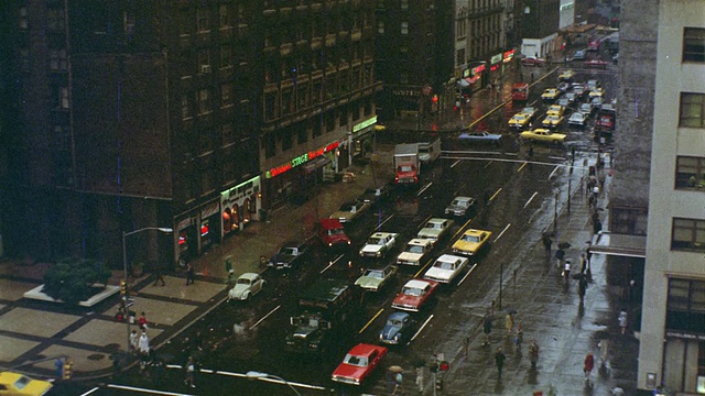 1969 HA WS雨淋城市街道，交通和行人/曼哈顿，纽约视频素材