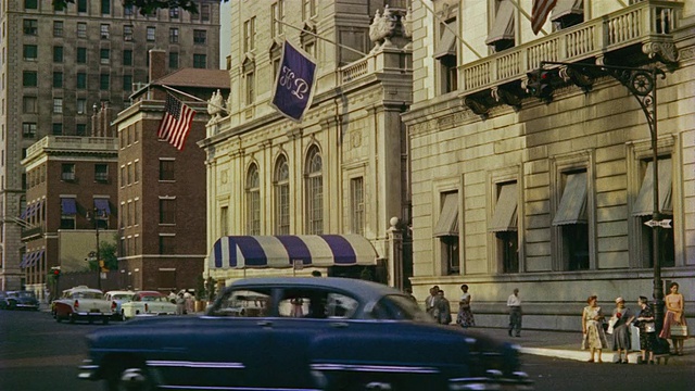 1953 WS Cars经过Savoy Plaza酒店前在第五大道/曼哈顿，纽约视频素材