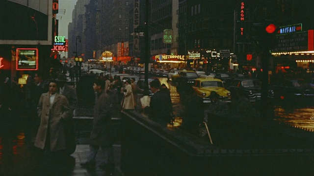 1953年雨夜，纽约曼哈顿，人们从时代广场附近的地铁入口出来视频素材