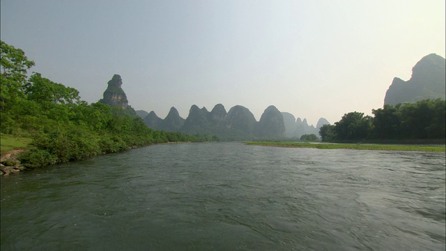 中国广西壮族自治区桂林漓江畔的WS POV山脉视频素材