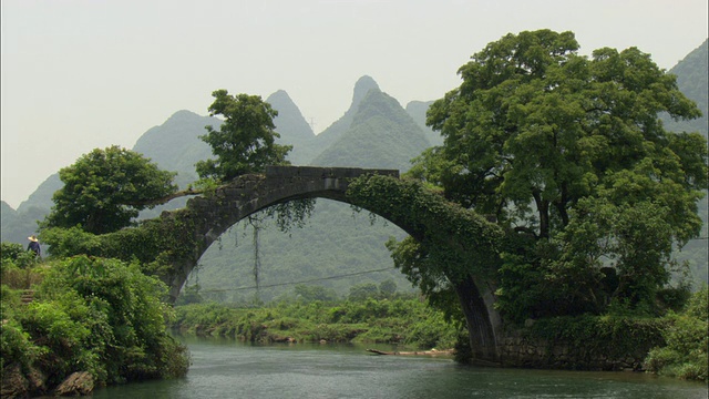 中国广西壮族自治区桂林市穿过小河的WS石拱桥视频素材