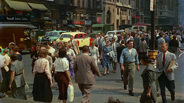 1955蒙太奇行人和交通，第42和第5大道，纽约，美国视频素材