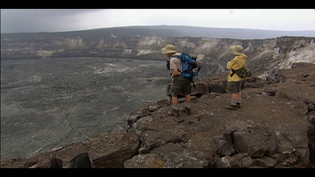 游客在基拉韦厄火山口拍照/凝视火山口边缘/在夏威夷火山国家公园视频素材