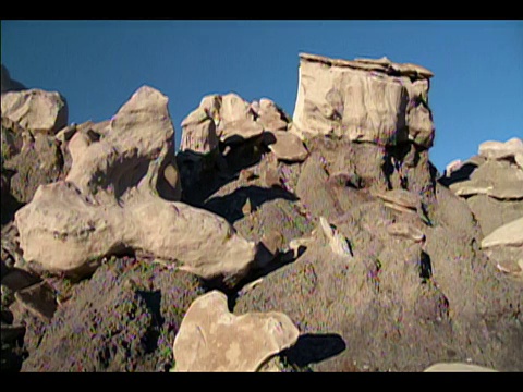 新墨西哥州Bisti/De-Na-Zin荒野地区荒地的岩层视频素材