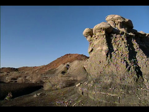 在新墨西哥州比斯提/De-Na-Zin荒野地区的荒地上，从湛蓝的天空到岩石的形成视频素材