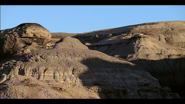 潘在新墨西哥州Bisti/De-Na-Zin荒野地区的荒地上的侵蚀面视频素材