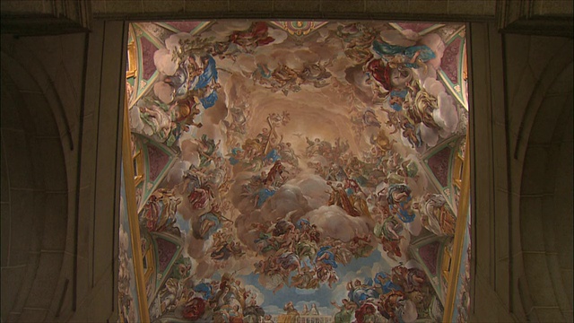 游客在看天花板壁画，El Escorial，马德里西北部，西班牙视频素材