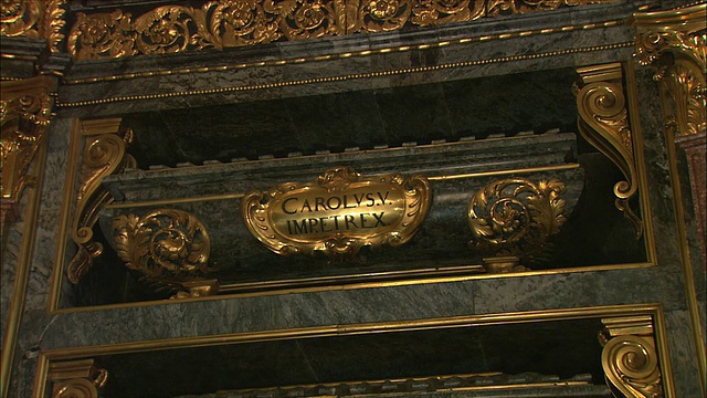 皇家万神殿(Panteon Real)，国王和王后的坟墓，El Escorial，西班牙马德里西北部视频素材