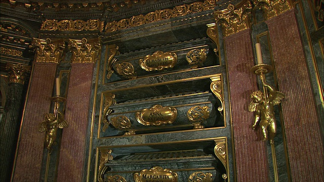 皇家万神殿(Panteon Real)，国王和王后的坟墓，El Escorial，西班牙马德里西北部视频素材