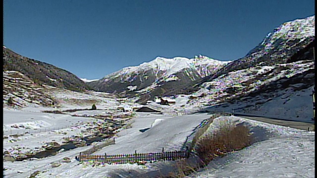 宽镜头拍摄从山路横跨积雪的景观/瑞士视频素材